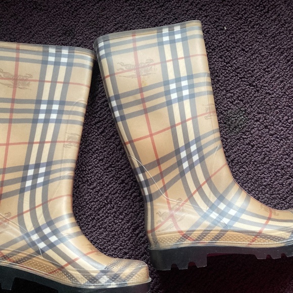 Burberry rainboots-  size 38 - great condition... - Picture 1 of 5